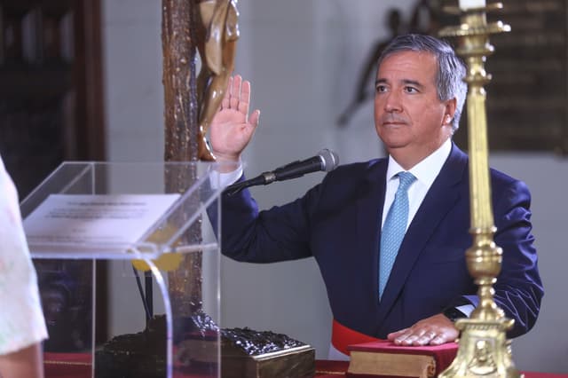 Raúl Pérez Reyes juró como titular del Ministerio de Economía: conoce su perfil