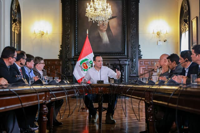 El día después de la vacancia: el sol sufrió una ligera baja al cierre de una semana convulsionada