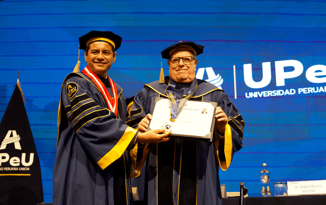 Otorgan el grado de Doctor Honoris Causa a Julio Velarde
