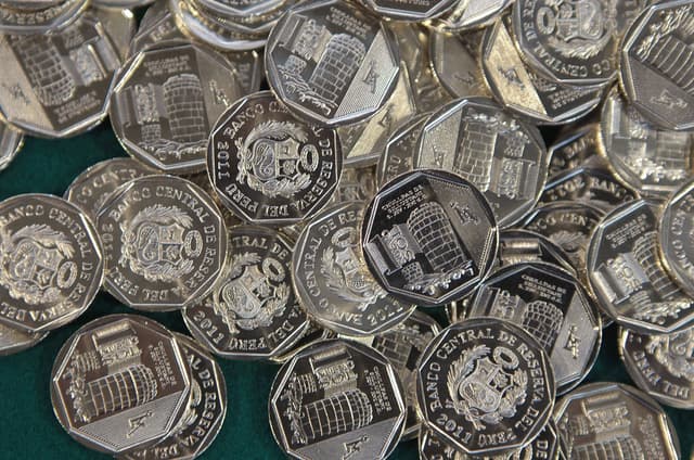 Julio Velarde, presidente del BCR, dice que cambio del escudo en las monedas y billetes «no tiene sentido»