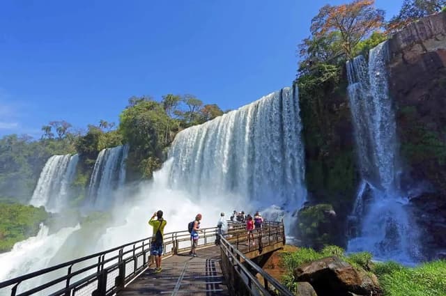 Low cost Flybondi aterriza en Perú y te acerca a los 4 imperdibles turísticos de Iguazú