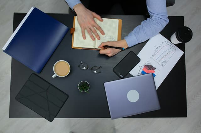 Empresas proyectan mayores ajustes salariales en 2026: aumento promedio sería de 5.1%