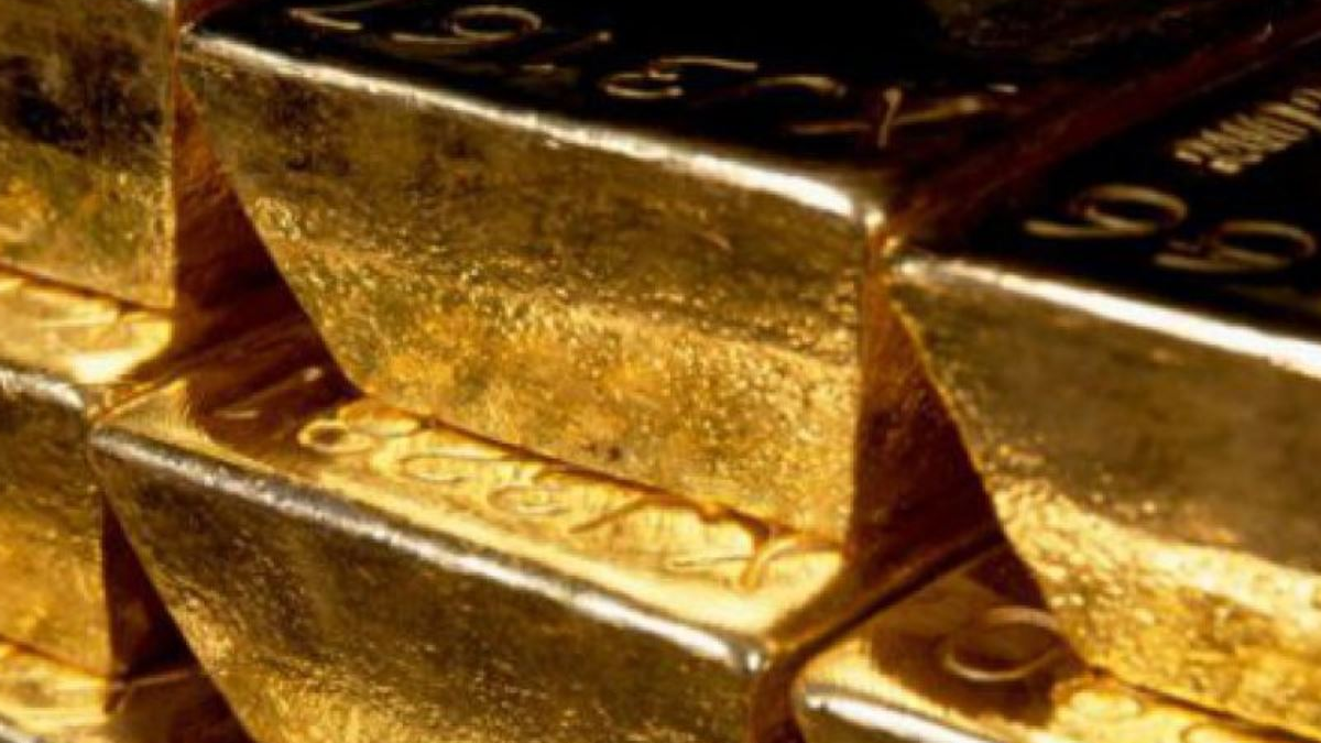 Oro cae por alza del dólar