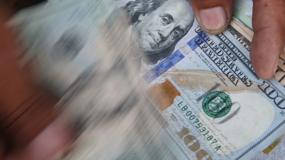 dólar abandona umbral de s/4.00