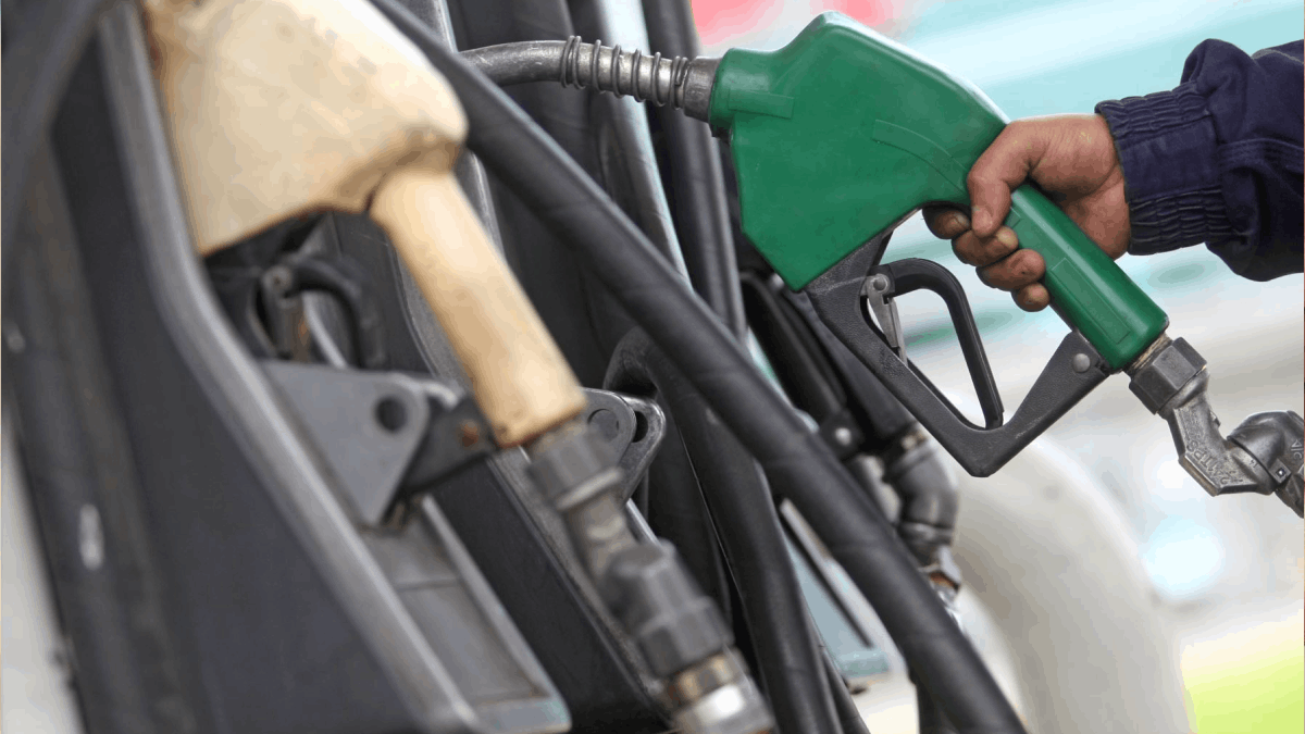 Caída del dólar amortiguó el incremento del precio de combustibles