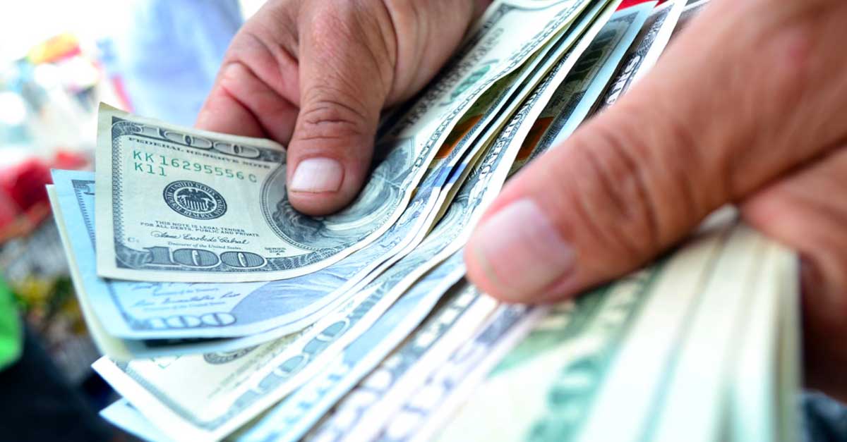 ¿Cuándo es recomendable ahorrar en dólares y en soles? 